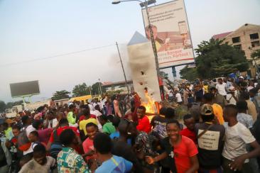 Residents set fire to the mysterious monolith that appeared in Kinshasa, Democratic Republic of Congo February 17, 2021. REUTERS/Kenni Katombe Residents set fire to the mysterious monolith that appeared in Kinshasa, Democratic Republic of Congo February 17, 2021. REUTERS/Kenni Katombe
