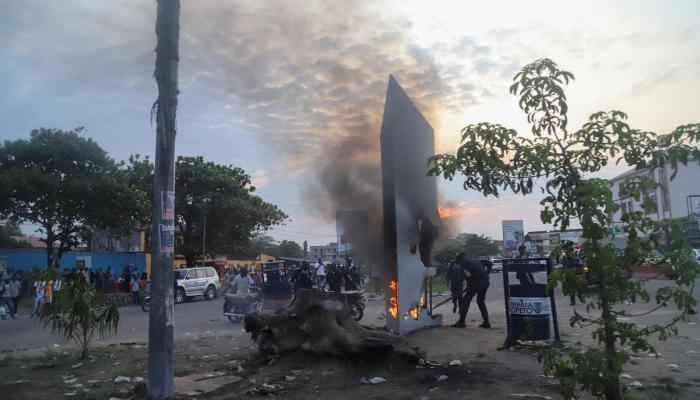  Residents set fire to the mysterious monolith that appeared in Kinshasa, Democratic Republic of Congo February 17, 2021. REUTERS/Kenni Katombe